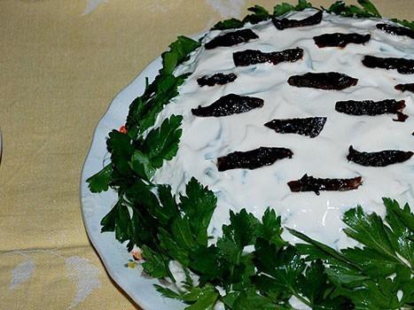 Слоеный салат «Березка» с черносливом, курицей и грибами Белая береза с курицей и грибами